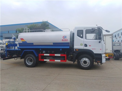 遼陽地區(qū)8方多功能灑水車價格解析與汽車物流指南